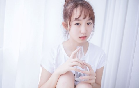 小孩反复发烧后身上起红点痒（小孩反复发烧后身上起红点痒怎么回事）