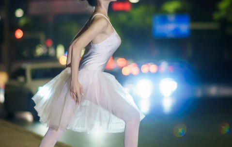 小孩发烧眼袋红怎么办（孩子发烧眼袋发紫是怎么了）